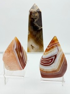 lot 46 image: Carnelian 3-piece polished lot obelisk 267 gm9.4 oz., banded flames 182 gm.6.4 oz., 122 gm.4.3 oz.