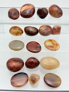 lot 205 image: Carnelian palmstone lot of 17 789 gm.1 lb. 12 oz.