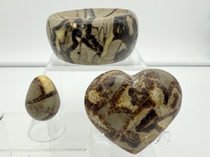 lot 201 image: Septarian Polished Misc. Lot of 3 Bowl 610 gm.1 lb. 5.5 oz., Heart 165 gm.5.8 oz., egg 43 gm.13 oz. Total Lot Weight 817 gm.1 lb. 13 oz.
