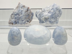 lot 199 image: Blue Calcite Mixed Misc. Lot of 5 two rough chunks, one palmstone and two eggs 517 gm.1 lb. 2 oz.