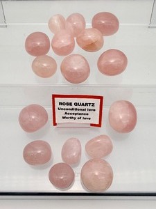 lot 138 image: 16 Rose Quartz Tumbles 300 gm.10.8 oz.