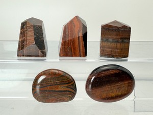 lot 122 image: Tigers eye polished lot of 5 3 chunky towers 142 gm.5 oz., 2 palmstones 56 gm.9.3 oz. Total lot weight 198 gm.7 oz.