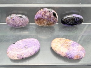 lot 185 image: Charoite (Russia) PalmstonesTumbles Lot of 5 134 gm.4.7 oz