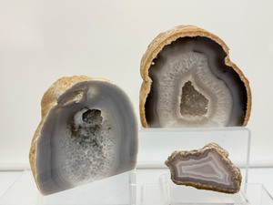 lot 23 image: Agate Standing Geode Slices, Lot of 3 one side polished 975 gm.2 lb. 2.4 oz., 429 gm.15 oz., 68 gm.2.4 oz.