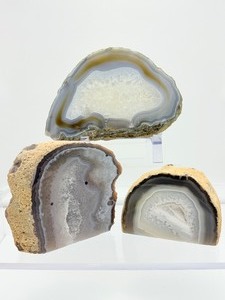 lot 65 image: Agate Polished lot of 3 Agates Polished Lot of 3 large agate slice 683 gm1 lb. 8.1 oz., two standing one polished side agates 573 gm.1 lb.4.2 oz. and 517 gm. l.lb. 2.2 oz.