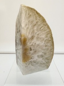 lot 195 image: Agate Standing Corner Polished on 2 of 3 sides 1 kilo2 lb. 3.3 oz.