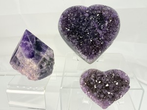 lot 27 image: Amethyst Lot of 3 Two hearts 495 gm.1 lb. 1.5 oz.,106 gm.3.7 oz. and a rough chevron point 195 gm.7 oz.