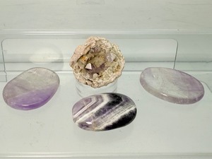 lot 252 image: Amethyst Misc. Polished and Rough Lot of 4 two flat palmstones, one chevron palmstone, 1 beautiful little half geode Total Lot Weight 114gm4oz.