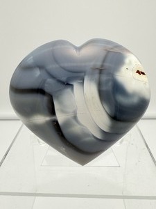 lot 282 image: Gorgeous Blue Orca Agate Polished Heart 544gm1 lb.3.2oz.