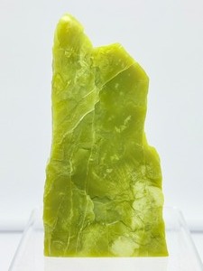 lot 288 image: Healerite (Noble Serpentine) Standing Piece 571gm1 lb4.1oz.