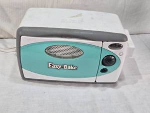 lot 33 image: Easy-Bake Oven Toy Appliance