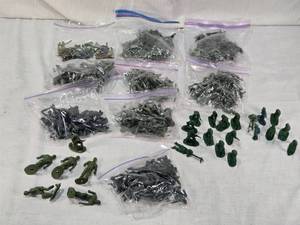 lot 44 image: Mixed Lot of Vintage Plastic Toy Soldiers Army Men