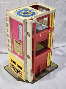 lot 82 image: PlaySkool Rescue Center Toy Building