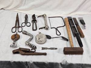 lot 114 image: Dandee Chalk Line Reel No. 43, Vintage Hand Tools, Tin Snips and More