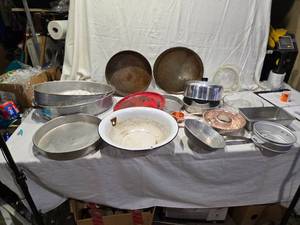 lot 131 image: Kitchenware Items including Queen Ann Glasbake Cake Pan, Pyrex Cake Pan, Rice Cooker Pan No Lid, Copper Measuring Cups, and Glass Bowls