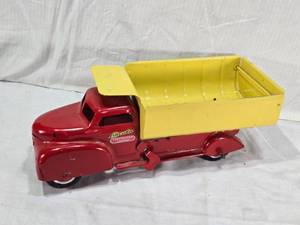 lot 142 image: Lincoln Construction Company Repainted Toy Dump Truck - Repainted, Needs Some Reassembly