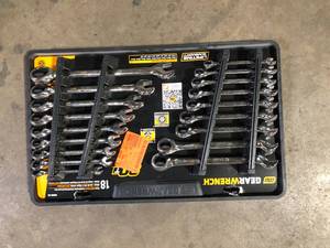 lot 45 image: GEARWRENCH SAEMM 90-Tooth Pro Combination Ratcheting Wrench Tool Set with Tray (18-Piece)    Customer Returns See Pictures