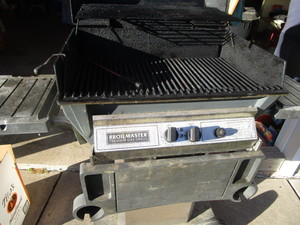 lot 82 image: Broilmaster Grill & Tank