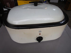 lot 91 image: GE 18 Quart Roaster
