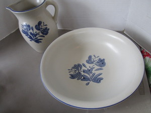 lot 118 image: Pfaltzgraff Pitcher & Bowl