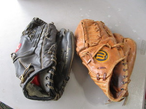 lot 139 image: Fielders Gloves