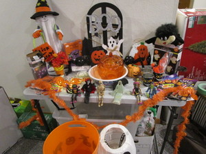 lot 170 image: Halloween Decorations