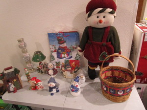 lot 179 image: Snowman Decorations