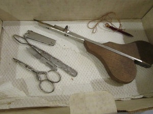 lot 200 image: Vintage Sewing Tools