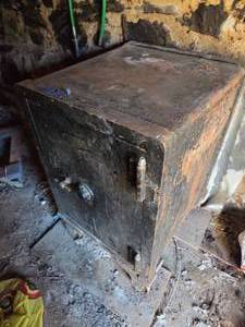 lot 7 image: Vintage Very Heavy Safe