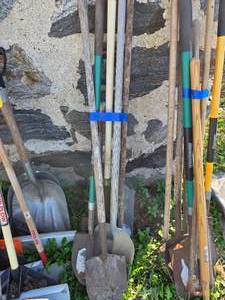 lot 11 image: Shovels & Spades