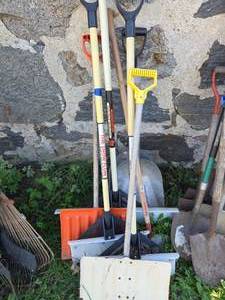 lot 12 image: Snow & Scoop Shovels