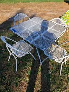 lot 19 image: Vintage Metal Patio Set