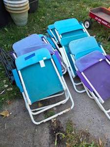 lot 30 image: 11 Folding Lawn Chairs