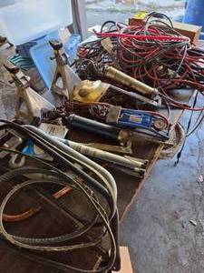 lot 77 image: Garage Items