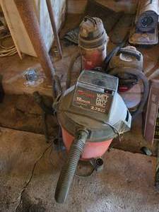 lot 91 image: 3 Shop Vacs