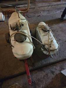lot 100 image: 12Volt 30Gallon Lawn Sprayer