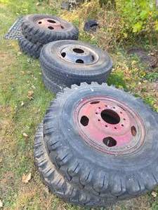 lot 105 image: 6-9.00x20 Truck Tires & Rims