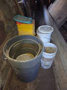 lot 117 image: Garbage Can, 5 Gallon & Kitty Litter Buckets