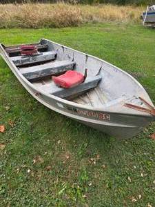 lot 163 image: AlumaCraft 14 Aluminum Fishing Boat
