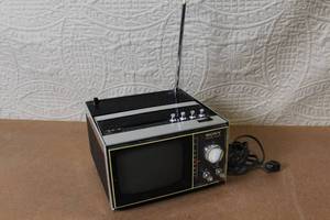 lot 2 image: Vintage Sony TV-500U Solid State Portable Television with Telescopic Antenna