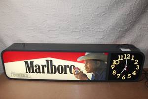 lot A-15 image: Vintage Marlboro Lighted Advertising Wall Clock Sign