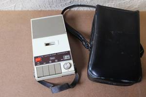 lot 18 image: Vintage Sears Model 8245 Tape Cartridge Recorder with Carrying Case