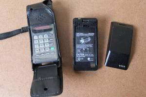 lot 24 image: Motorola Vintage Flip Phone with Leather Case and Two Batteries
