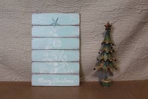 lot 66 image: Coastal Christmas Decor Lot with Merry Christmas Sign and Tabletop Tree