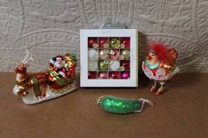 lot 118 image: Assorted Christmas Glass Ornaments and Ornament Set