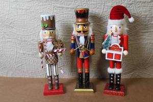 lot 121 image: Set of 3 Decorative Wooden Nutcrackers Holiday Christmas Theme