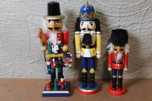 lot 123 image: Set of 3 Traditional Wooden Nutcracker Figures
