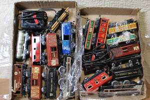 lot B-127 image: Vintage Louis Marx O Gauge Electric Train Set with Cars and Transformer