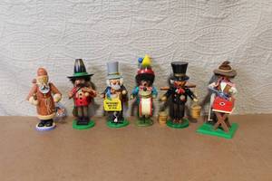 lot 141 image: Set of 6 German Wooden Smoker Figurines and 1 Wooden Organ Grinder Figure