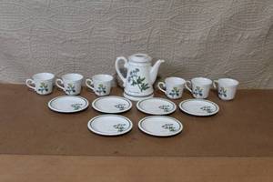 lot 142 image: Porcelain Botanical Tea Set with Teapot, 6 Cups and 6 Saucers